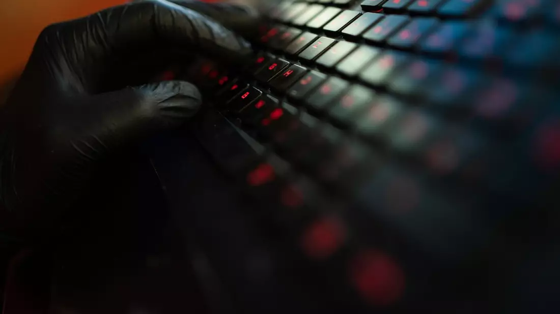 Meta warnt vor einer großen Zahl oft kurzlebiger russischer Fake-Accounts, deren Ziel es sei, die Unterstützung der Ukraine im Westen zu schwächen. - Bild: Nicolas Armer/dpa