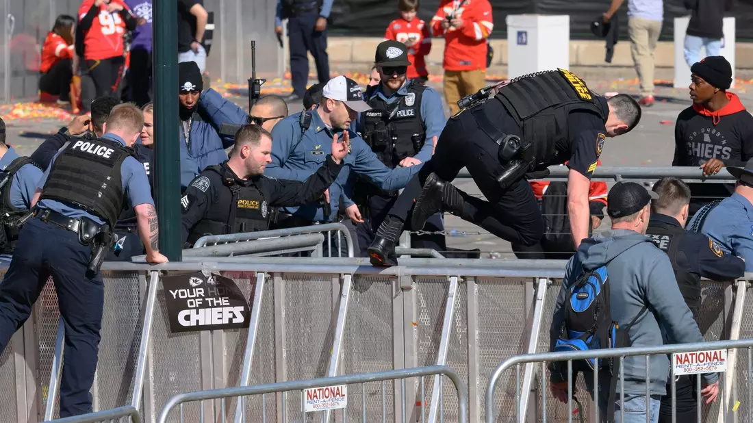 Polizeieinsatz in Kansas City: Bei der Siegesparade der Super-Bowl-Sieger sind Schüsse gefallen. - Bild: Reed Hoffmann/AP/dpa