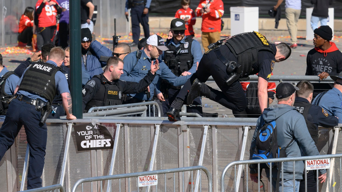 Polizeieinsatz in Kansas City: Bei der Siegesparade der Super-Bowl-Sieger sind Schüsse gefallen. - Foto: Reed Hoffmann/AP/dpa