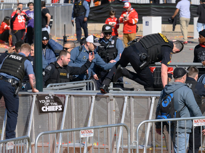 Polizeieinsatz in Kansas City: Bei der Siegesparade der Super-Bowl-Sieger sind Schüsse gefallen. - Foto: Reed Hoffmann/AP/dpa