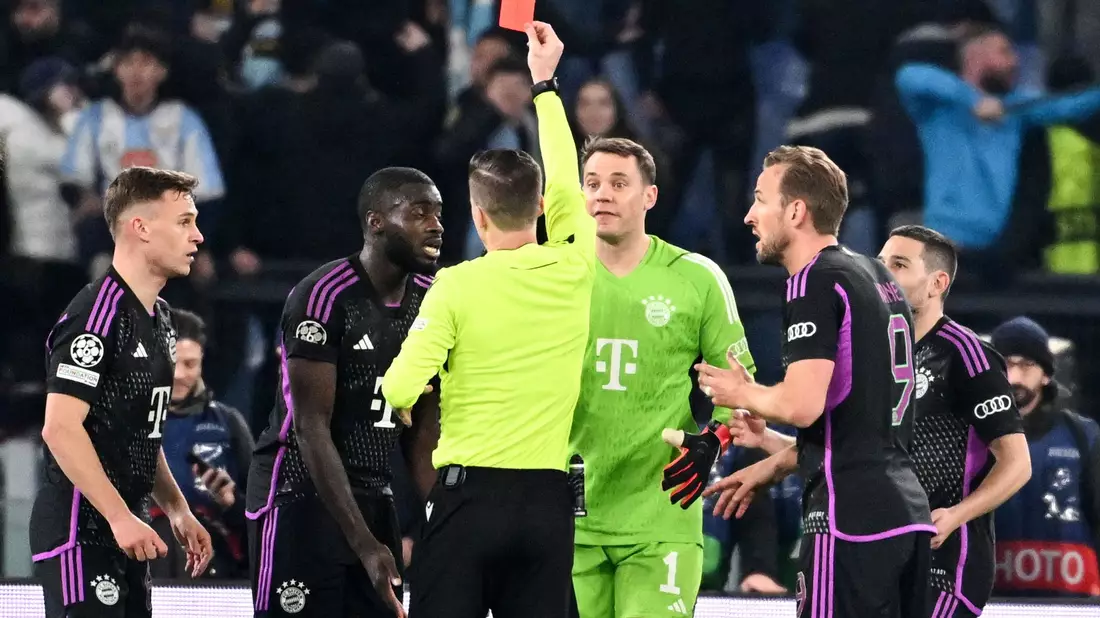 Schiedsrichter Francois Letexier stellte Dayot Upamecano (2.v.l.) mit einer Roten Karte vom Platz. - Bild: Sven Hoppe/dpa