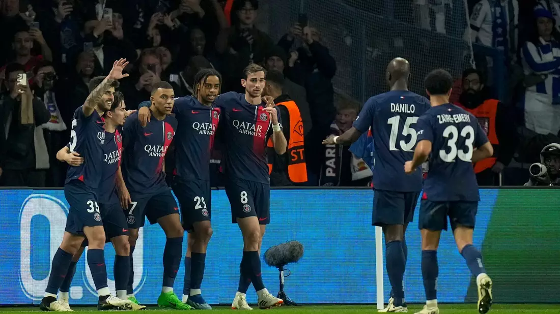 Brachte PSG gegen Real Sociedad in Führung: Kylian Mbappé (3.v.l). - Bild: Christophe Ena/AP/dpa