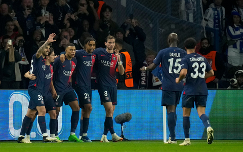 Brachte PSG gegen Real Sociedad in Führung: Kylian Mbappé (3.v.l). - Foto: Christophe Ena/AP/dpa