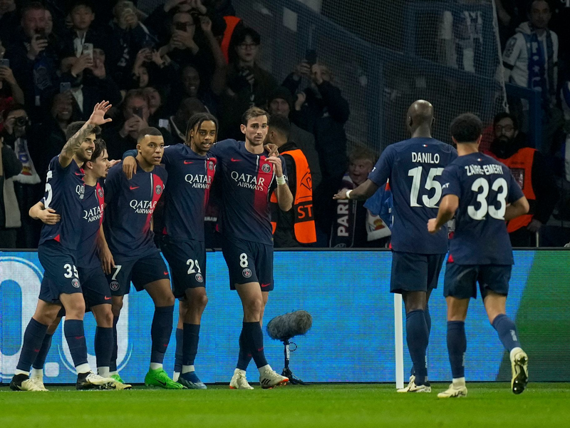 Brachte PSG gegen Real Sociedad in Führung: Kylian Mbappé (3.v.l). - Foto: Christophe Ena/AP/dpa