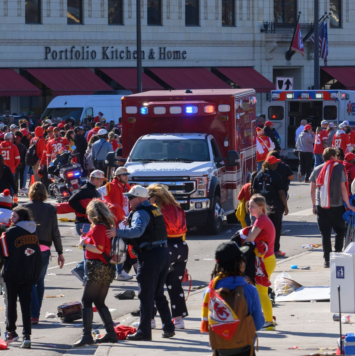 Die große Parade der Kansas City Chiefs nach ihrem vierten Super-Bowl-Titel ist von einem schweren Zwischenfall überschattet worden. - Foto: Reed Hoffmann/AP/dpa