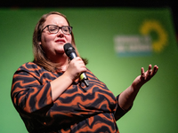 Die Störer verfolgten Ricarda Lang und ihre Personenschützer rund 50 Meter weit, bis sie von Polizisten gestoppt wurden. - Foto: Christoph Schmidt/dpa