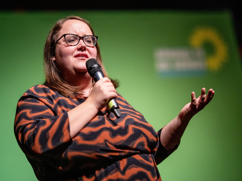 Die Störer verfolgten Ricarda Lang und ihre Personenschützer rund 50 Meter weit, bis sie von Polizisten gestoppt wurden. - Foto: Christoph Schmidt/dpa