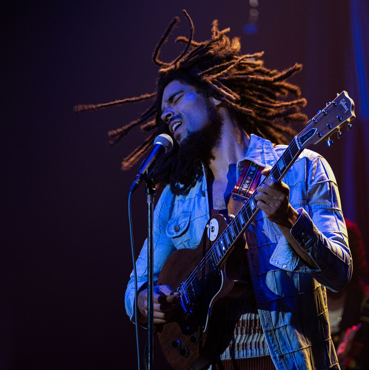 Kingsley Ben-Adir als Bob Marley in einer Szene des Films «Bob Marley: One Love» - Foto: Chiabella James/Paramount Pictures Germany/dpa