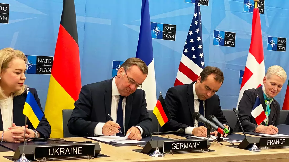 Bundesverteidigungsminister Boris Pistorius (SPD, 2.v.l), sein französischer Amtskollege Sébastien Lecornu (2.v.r) sowie weitere Ministerinnen und Minister unterzeichnen im Brüsseler Nato-Hauptquartier ein Dokument für eine Koalition, die die Ukraine beim Ausbau ihrer Luftverteidigungsfähigkeiten unterstützen soll. - Bild: Ansgar Haase/dpa