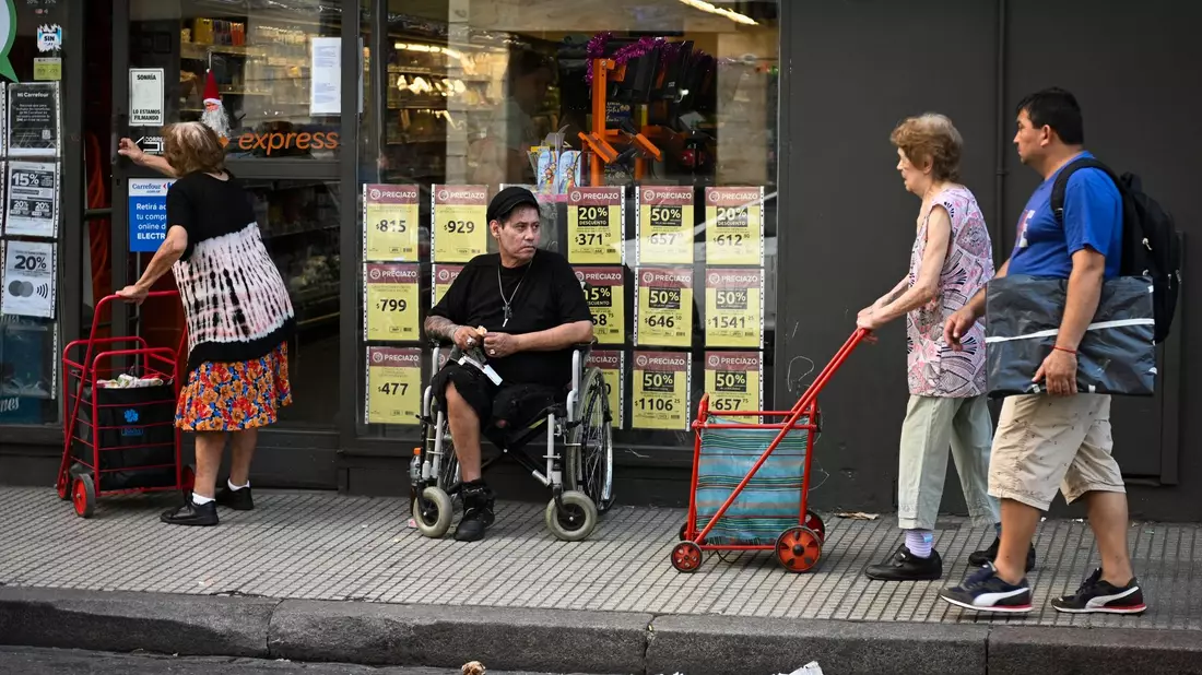 Menschen gehen in Buenos Aires einkaufen. Die jährliche Inflationsrate ist in Argentinien auf über 250 Prozent gestiegen. - Bild: Martin Cossarini/dpa
