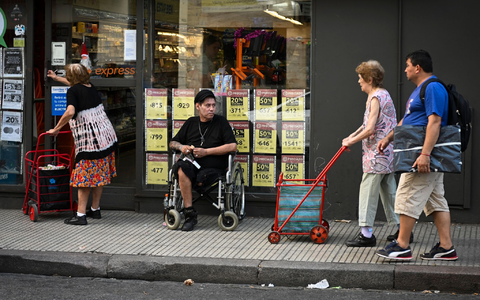 Menschen gehen in Buenos Aires einkaufen. Die jährliche Inflationsrate ist in Argentinien auf über 250 Prozent gestiegen. - Foto: Martin Cossarini/dpa
