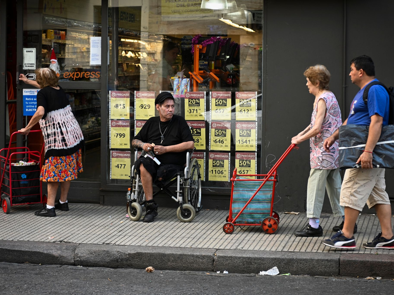 Menschen gehen in Buenos Aires einkaufen. Die jährliche Inflationsrate ist in Argentinien auf über 250 Prozent gestiegen. - Foto: Martin Cossarini/dpa