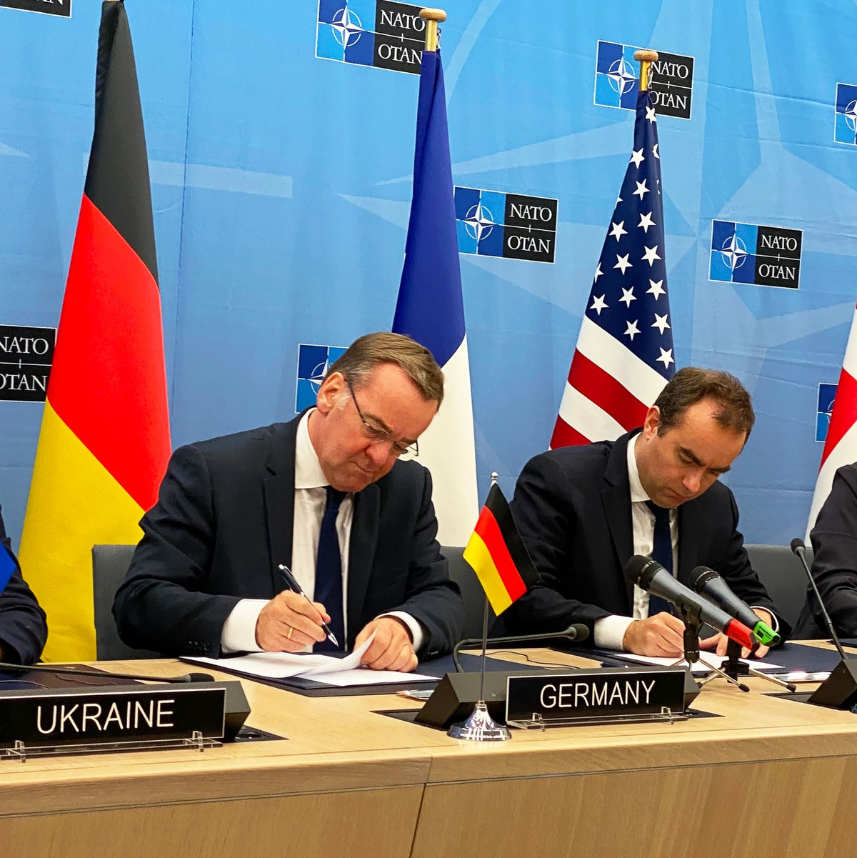 Bundesverteidigungsminister Boris Pistorius (2.v.l), sein französischer Amtskollege Sébastien Lecornu (2.v.r) sowie weitere Ministerinnen und Minister unterzeichnen das Gründungsdokument der Ukraine-Koalition. - Foto: Ansgar Haase/dpa