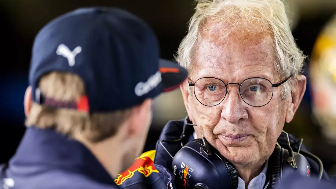 Helmut Marko verneinte die Frage, ob er sich keine Sorgen mache, dass Verstappen bei einem entsprechenden Angebot von Mercedes schwach werden könnte. - Bild: Remko De Waal/ANP/dpa
