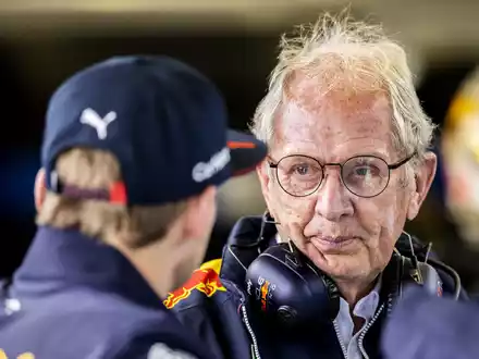 Helmut Marko verneinte die Frage, ob er sich keine Sorgen mache, dass Verstappen bei einem entsprechenden Angebot von Mercedes schwach werden könnte. - Foto: Remko De Waal/ANP/dpa