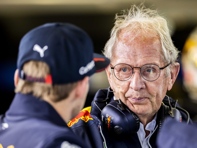 Helmut Marko verneinte die Frage, ob er sich keine Sorgen mache, dass Verstappen bei einem entsprechenden Angebot von Mercedes schwach werden könnte. - Foto: Remko De Waal/ANP/dpa