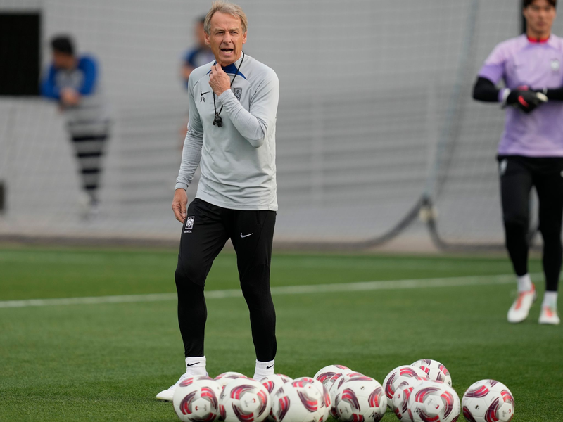 Hatte erst vor einem Jahr den Posten als Nationaltrainer von Südkorea übernommen: Jürgen Klinsmann. - Foto: Thanassis Stavrakis/AP/dpa