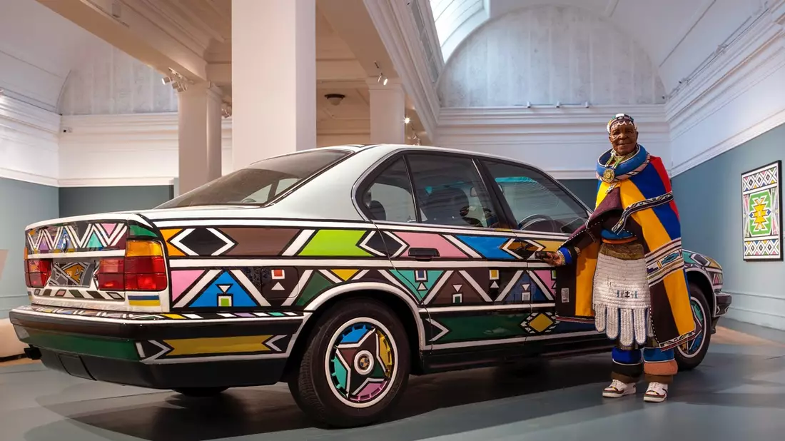 Retrospektive zu südafrikanischer Künstlerin Esther Mahlangu zeigt ihr BMW Art Car - Bild: presseportal.de