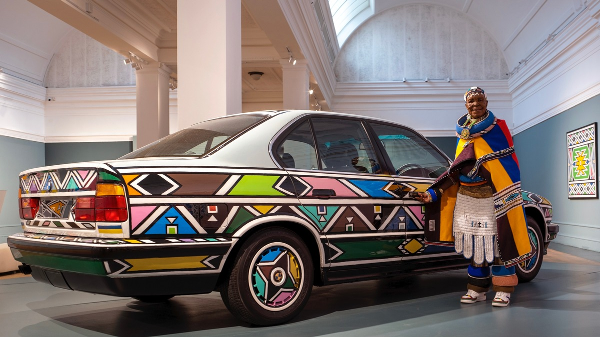 Retrospektive zu südafrikanischer Künstlerin Esther Mahlangu zeigt ihr BMW Art Car - Foto: presseportal.de