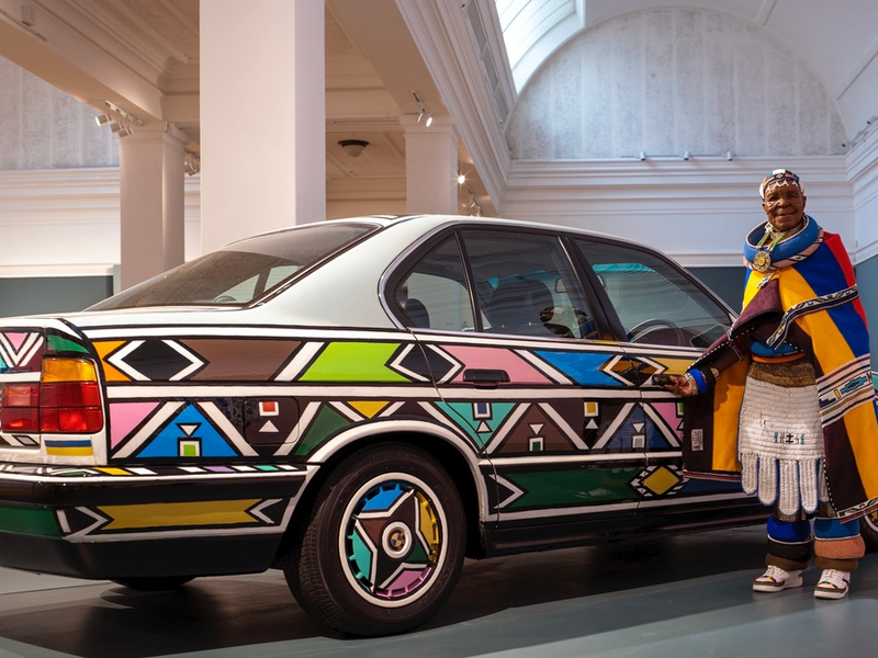 Retrospektive zu südafrikanischer Künstlerin Esther Mahlangu zeigt ihr BMW Art Car - Foto: presseportal.de
