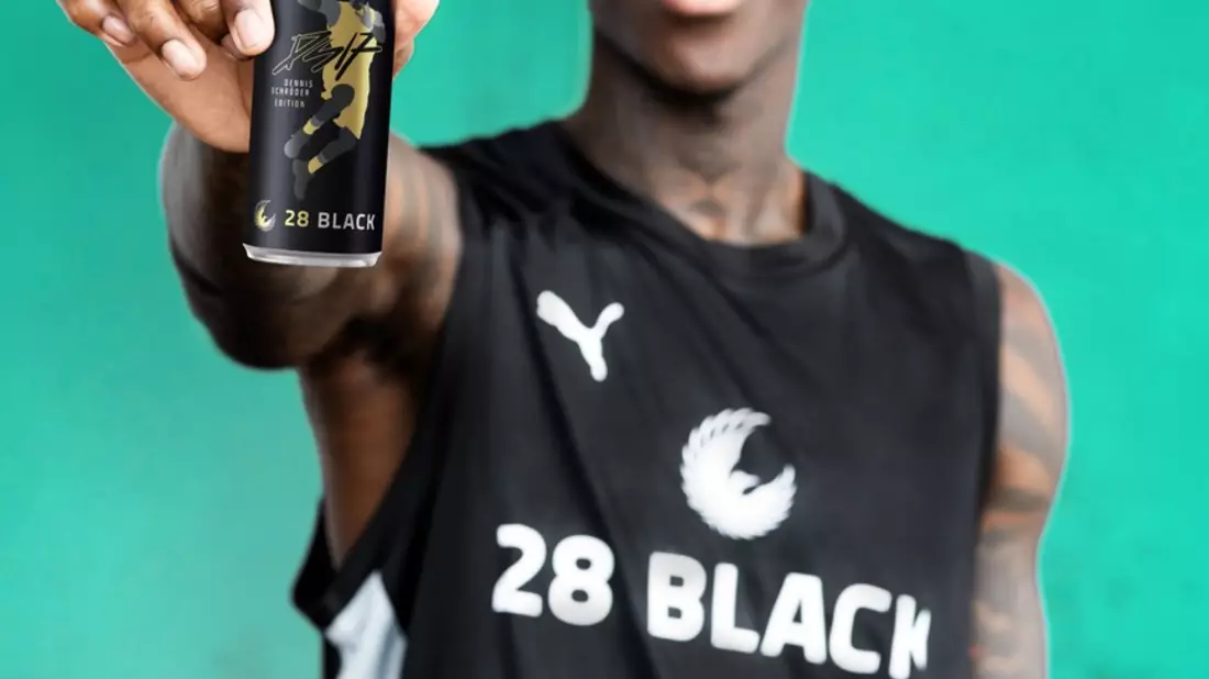 Der große Wurf: 28 BLACK präsentiert die Dennis Schröder Edition / Energy Drink 28 BLACK und Basketball-Superstar Dennis Schröder launchen 28 BLACK Ananas-Kokos - Bild: presseportal.de