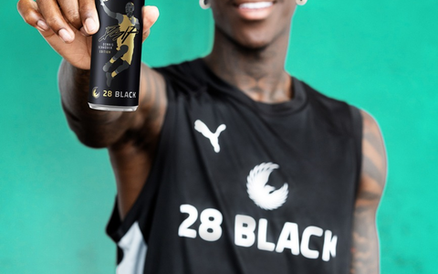 Der große Wurf: 28 BLACK präsentiert die Dennis Schröder Edition / Energy Drink 28 BLACK und Basketball-Superstar Dennis Schröder launchen 28 BLACK Ananas-Kokos - Foto: presseportal.de
