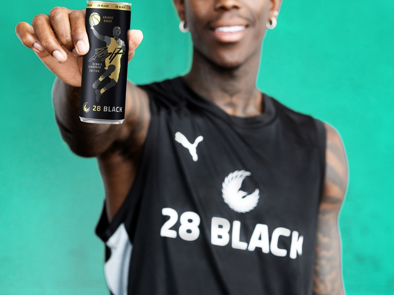 Der große Wurf: 28 BLACK präsentiert die Dennis Schröder Edition / Energy Drink 28 BLACK und Basketball-Superstar Dennis Schröder launchen 28 BLACK Ananas-Kokos - Foto: presseportal.de