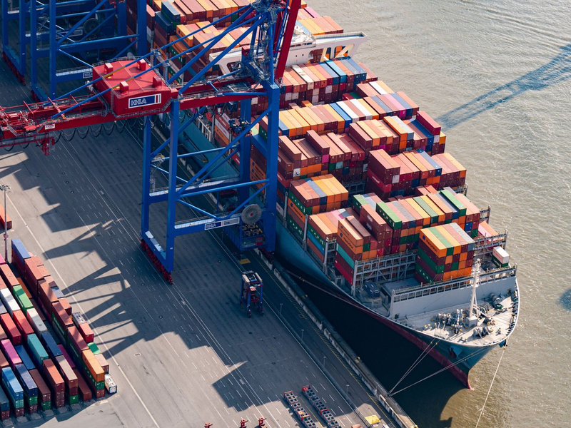 Für die EU hat die Europäische Kommission die Konjunkturprognose zum dritten Mal in Folge gesenkt. - Foto: Daniel Reinhardt/dpa