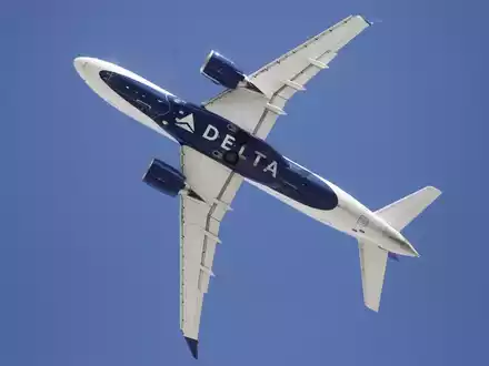 Das Flugzeug ist zurückgekehrt und zur Reinigung außer Betrieb genommen worden. (Symbolbild) - Foto: Rick Bowmer/AP/dpa