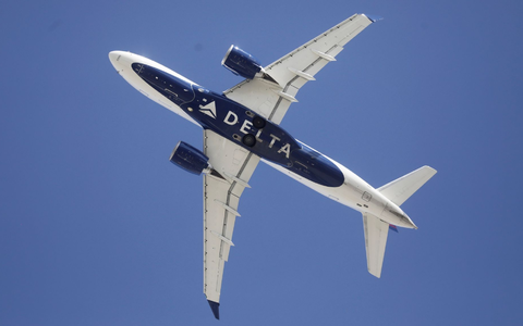 Das Flugzeug ist zurückgekehrt und zur Reinigung außer Betrieb genommen worden. (Symbolbild) - Foto: Rick Bowmer/AP/dpa