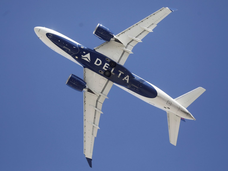 Das Flugzeug ist zurückgekehrt und zur Reinigung außer Betrieb genommen worden. (Symbolbild) - Foto: Rick Bowmer/AP/dpa