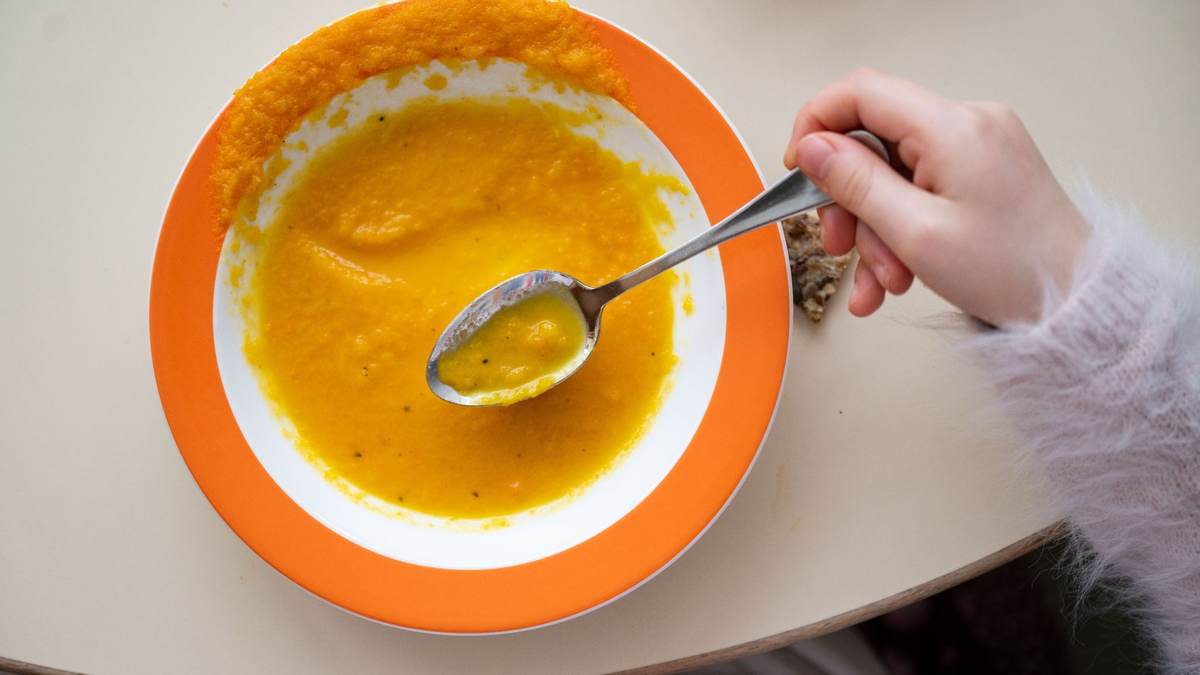 Die Angeklagte soll die Kinder mit Gewalt zum Essen und Schlafengehen genötigt haben. (Symbolbild) - Foto: Marijan Murat/dpa