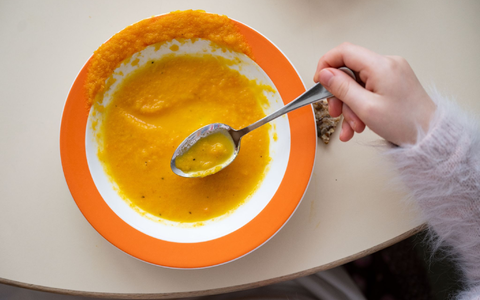 Die Angeklagte soll die Kinder mit Gewalt zum Essen und Schlafengehen genötigt haben. (Symbolbild) - Foto: Marijan Murat/dpa