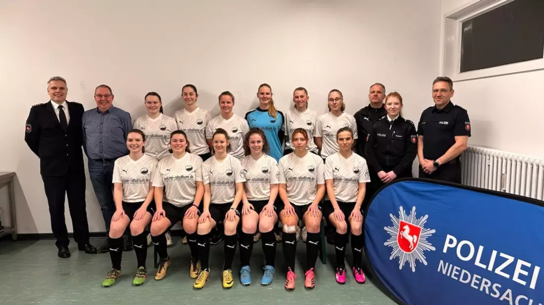 POL-HI: Fußball-Damenmannschaft des PSV Grün-Weiß Hildesheim wirbt zukünftig mit neuen Trikots für Nachwuchs bei der Polizei - Bild: presseportal.de
