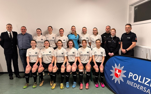 POL-HI: Fußball-Damenmannschaft des PSV Grün-Weiß Hildesheim wirbt zukünftig mit neuen Trikots für Nachwuchs bei der Polizei - Foto: presseportal.de POL-HI: Fußball-Damenmannschaft des PSV Grün-Weiß Hildesheim wirbt zukünftig mit neuen Trikots für Nachwuchs bei der Polizei - Foto: presseportal.de