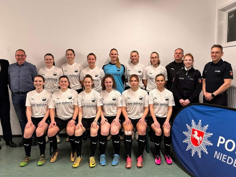POL-HI: Fußball-Damenmannschaft des PSV Grün-Weiß Hildesheim wirbt zukünftig mit neuen Trikots für Nachwuchs bei der Polizei - Foto: presseportal.de