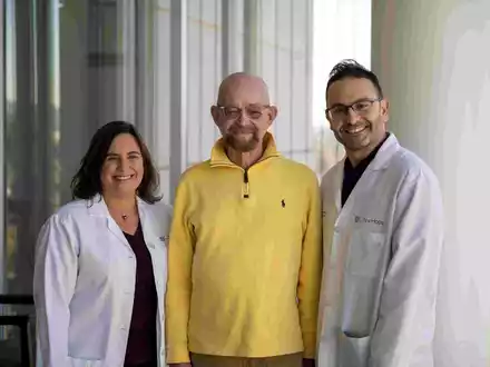 Paul Edmonds (M) mit Medizinern der Krebsklinik City of Hope. - Foto: City Of Hope/EurekAlert!/dpa