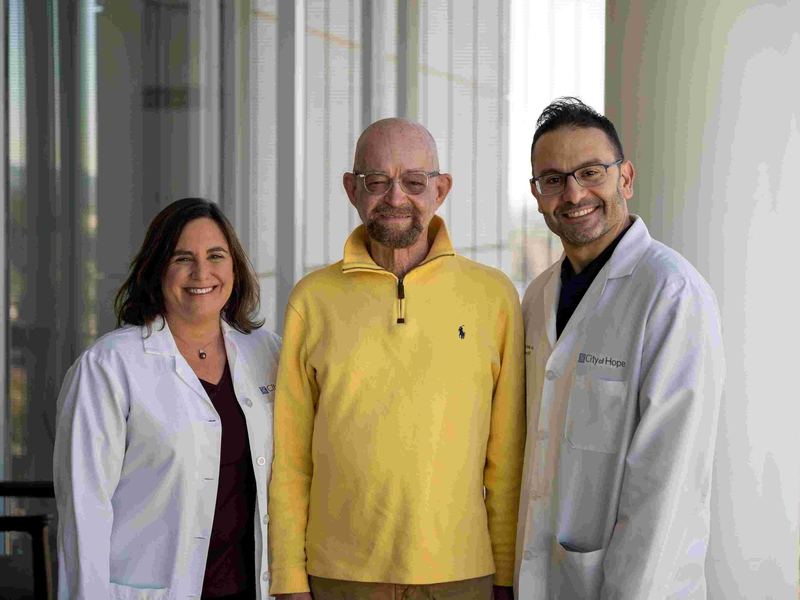 Paul Edmonds (M) mit Medizinern der Krebsklinik City of Hope. - Foto: City Of Hope/EurekAlert!/dpa