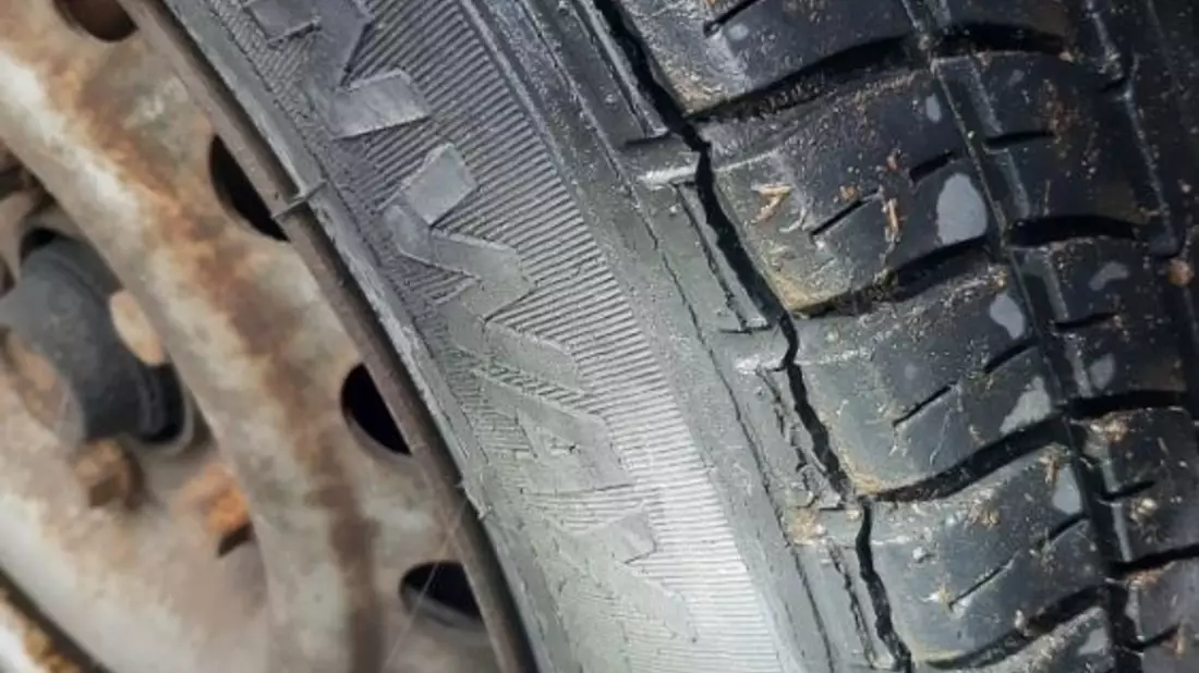 POL-SE: Bark/B 206 - Kontrolle eines Pkw mit Anhänger - schwere Reifenschäden führen zur Untersagung der Weiterfahrt - Bild: presseportal.de