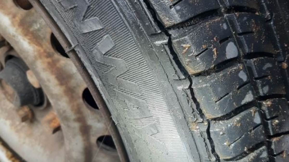 POL-SE: Bark/B 206 - Kontrolle eines Pkw mit Anhänger - schwere Reifenschäden führen zur Untersagung der Weiterfahrt - Foto: presseportal.de