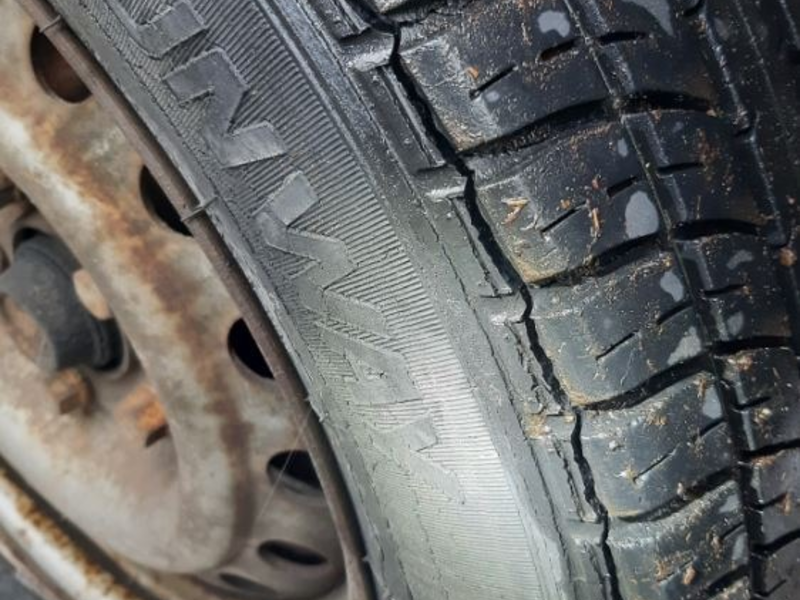 POL-PPWP: Mehrere Fahrzeugreifen durch Hufnägel beschädigt - Foto: presseportal.de