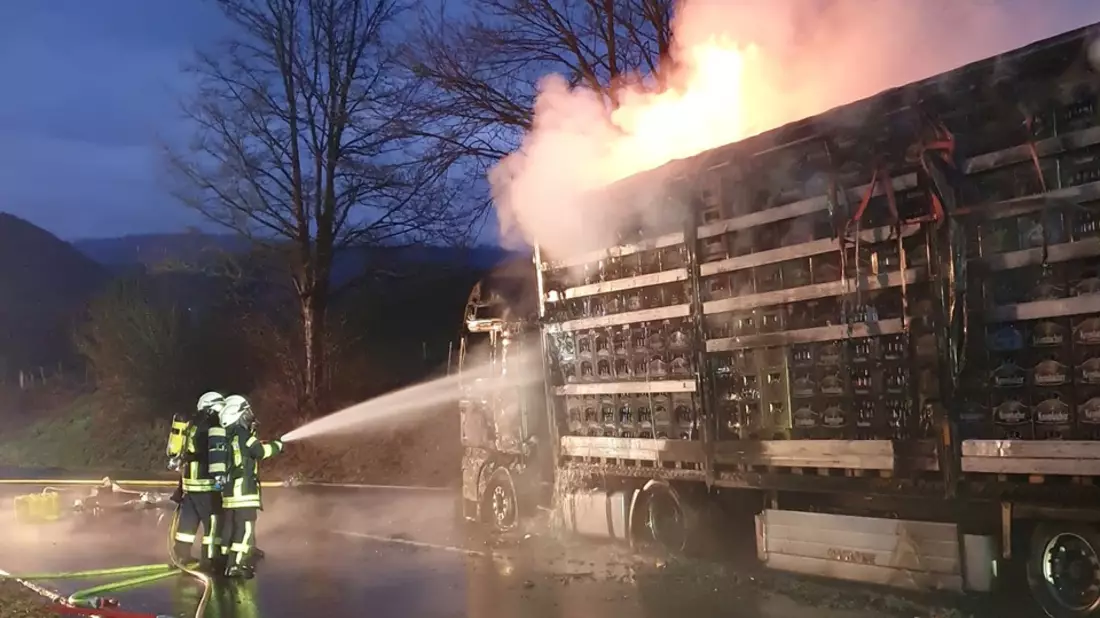FW-OE: brennender Leergut-LKW - Bild: presseportal.de