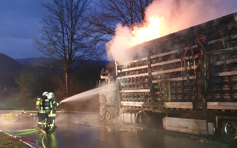 FW-OE: brennender Leergut-LKW - Foto: presseportal.de