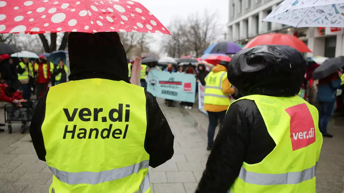 Im festgefahrenen Tarifstreit des Einzelhandels hat die Gewerkschaft Verdi Beschäftigte bundesweit zu Warnstreiks aufgerufen. - Bild: Stefan Rampfel/dpa