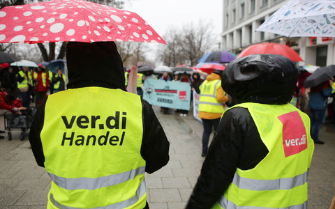 Im festgefahrenen Tarifstreit des Einzelhandels hat die Gewerkschaft Verdi Beschäftigte bundesweit zu Warnstreiks aufgerufen. - Foto: Stefan Rampfel/dpa