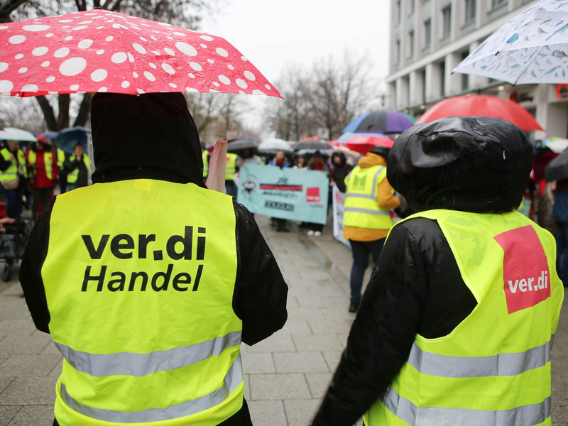 Im festgefahrenen Tarifstreit des Einzelhandels hat die Gewerkschaft Verdi Beschäftigte bundesweit zu Warnstreiks aufgerufen. - Foto: Stefan Rampfel/dpa