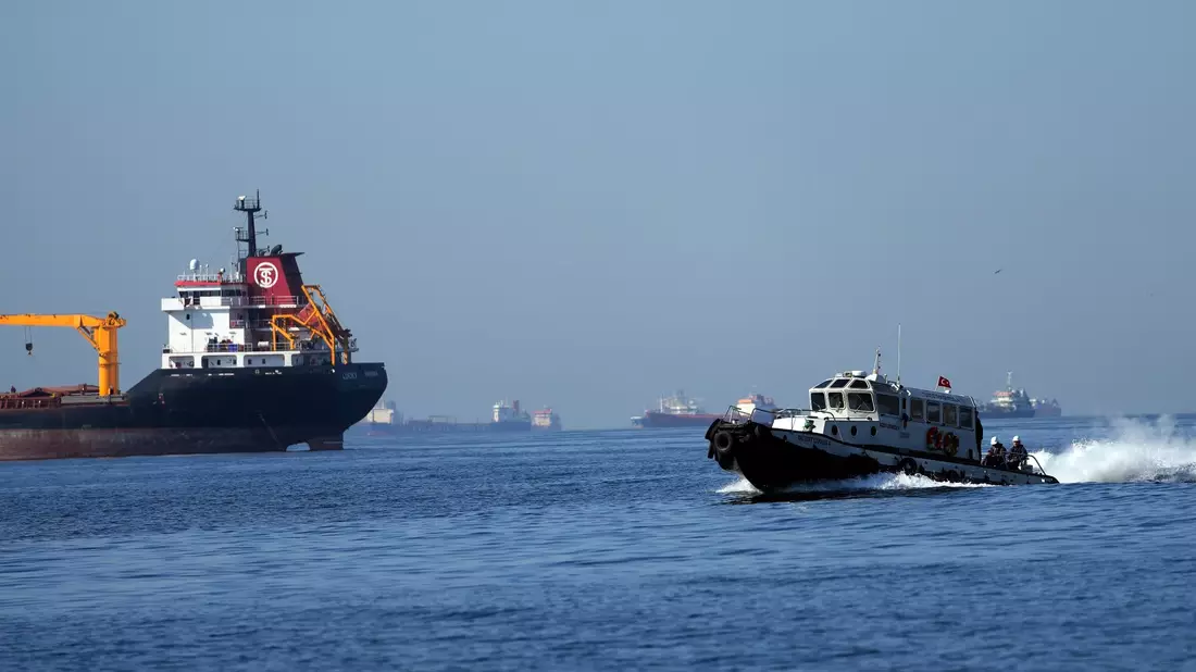 Die türkische Küstenwache hat Rettungsboote und ein Flugzeug entsandt, um die Schiffsbesatzung zu finden. (Symbolbild) - Bild: Khalil Hamra/AP/dpa