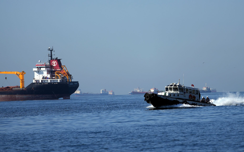 Die türkische Küstenwache hat Rettungsboote und ein Flugzeug entsandt, um die Schiffsbesatzung zu finden. (Symbolbild) - Foto: Khalil Hamra/AP/dpa Die türkische Küstenwache hat Rettungsboote und ein Flugzeug entsandt, um die Schiffsbesatzung zu finden. (Symbolbild) - Foto: Khalil Hamra/AP/dpa