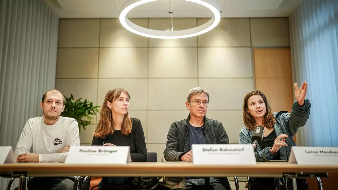 Ole Horn, Pauline Brünger von Fridays For Future, Stefan Rahmsdorf, Potsdam-Institut für Klimafolgenforschung, und Luisa Neubauer, ebenfalls Fridays For Future (v.l.n.r.). - Bild: Kay Nietfeld/dpa