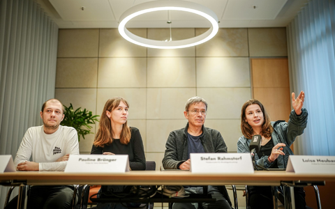Ole Horn, Pauline Brünger von Fridays For Future, Stefan Rahmsdorf, Potsdam-Institut für Klimafolgenforschung, und Luisa Neubauer, ebenfalls Fridays For Future (v.l.n.r.). - Foto: Kay Nietfeld/dpa